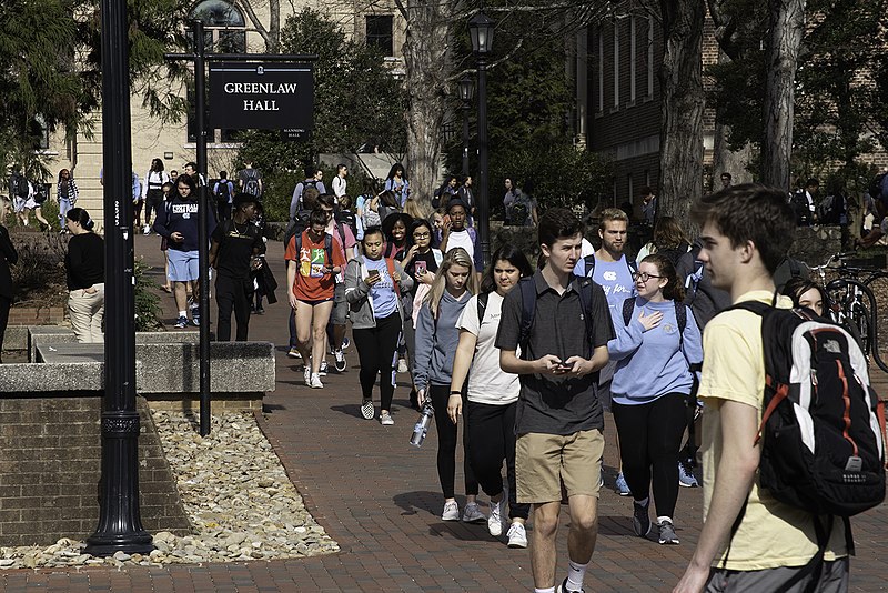 UNC students walk through campus. Image by Dennis Ludlow / Wikimedia Commons. United States, 2019. UNC students walk through campus. Image by Dennis Ludlow / Wikimedia Commons. United States, 2019.