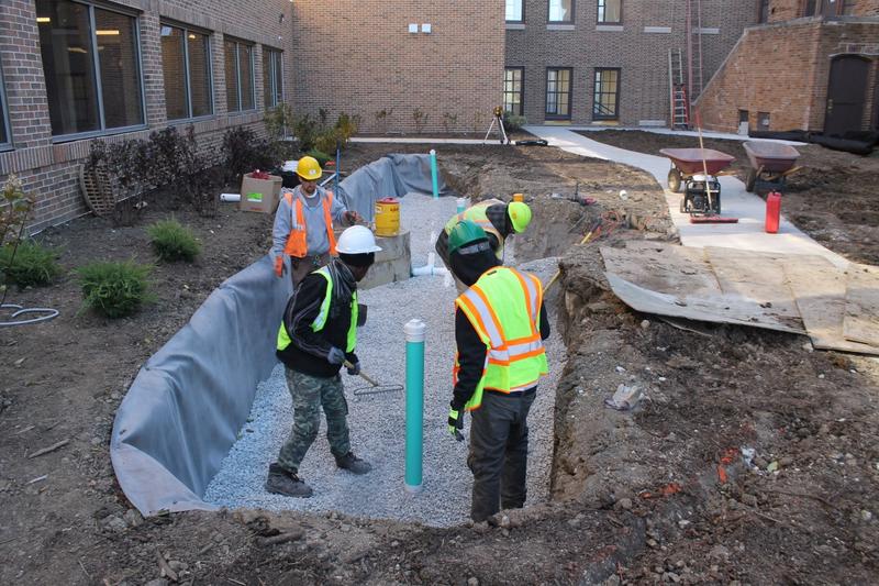 A Walnut Way Blue Skies team installing green infrastructure at a neighborhood church to manage stormwater. Image by Erica Heisdorf Bisquerra. United States, 2020. A Walnut Way Blue Skies team installing green infrastructure at a neighborhood church to manage stormwater. Image by Erica Heisdorf Bisquerra. United States, 2020.