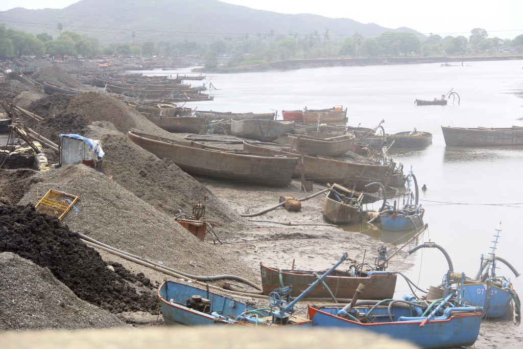 Sand miners' boats and suction pumps in India. Sumaira Abdulali/Wikimedia Commons.