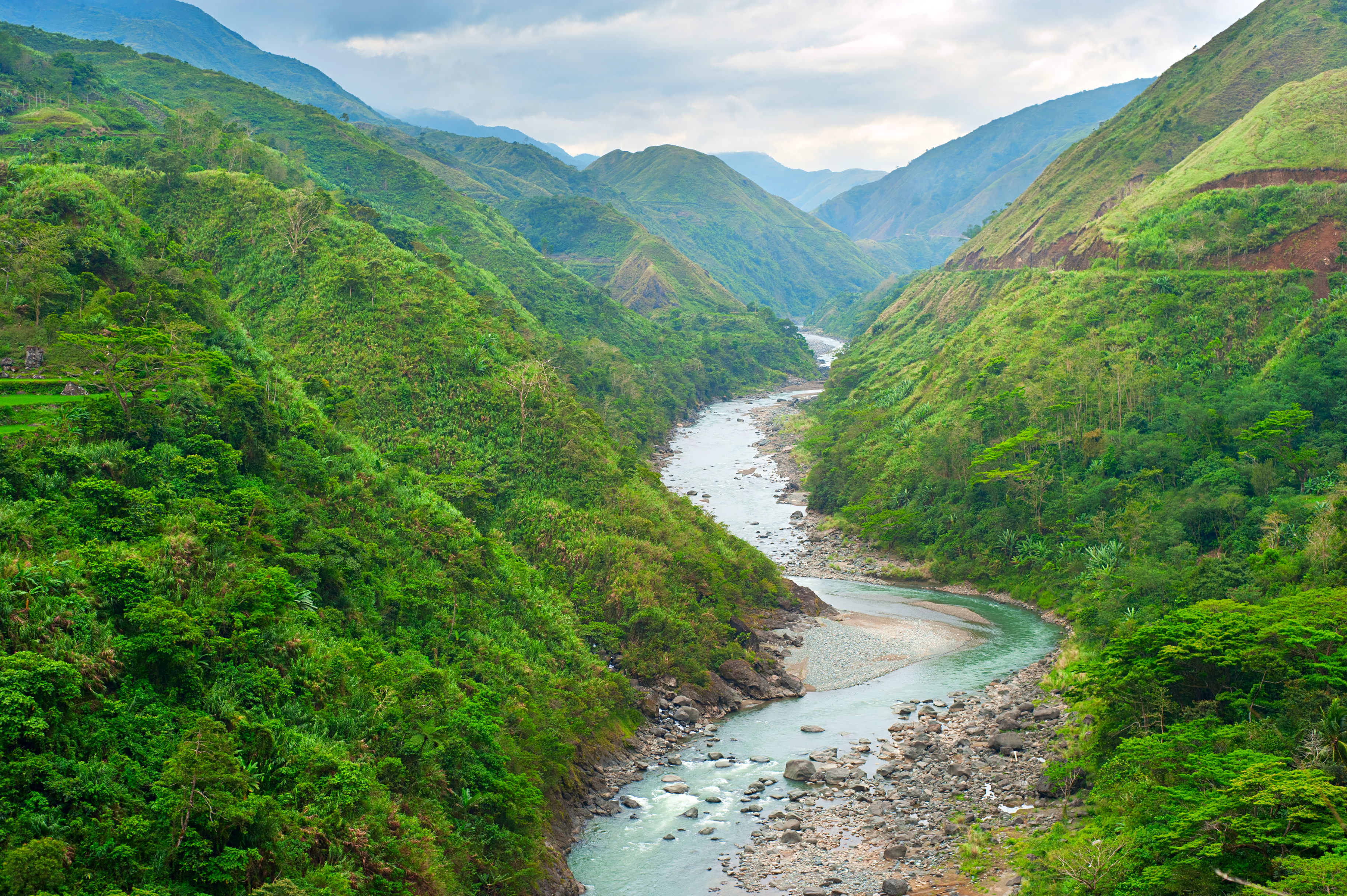 A river runs through green mountains.