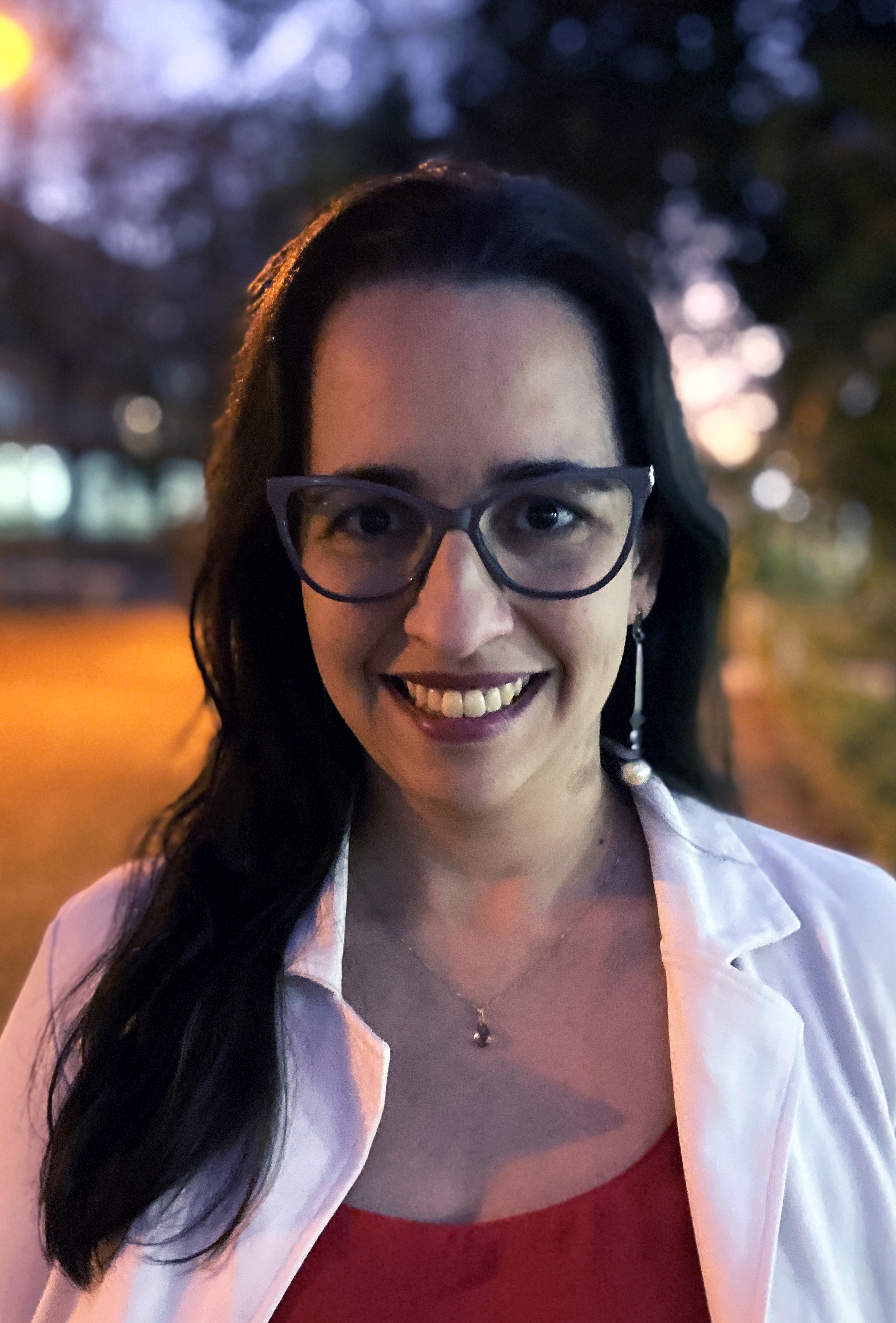 headshot of Flora Pereira