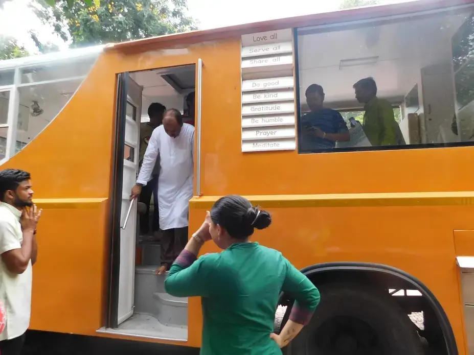 ESI Director Jayesh Patel leads retreat participants through a tour of Nandini Service on Wheels, an initiative to transport volunteers to rural areas for physical toil to construct toilets. Image by Ambar Castillo. India, 2017.