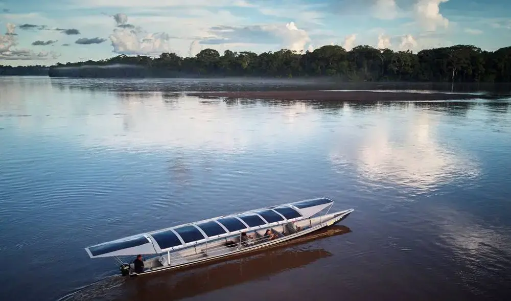 Sunkirum, um dos barcos solares do projeto Kara Solar, navega no rio Pastaza. Imagem de Pablo Albarenga. Peru, 2019.