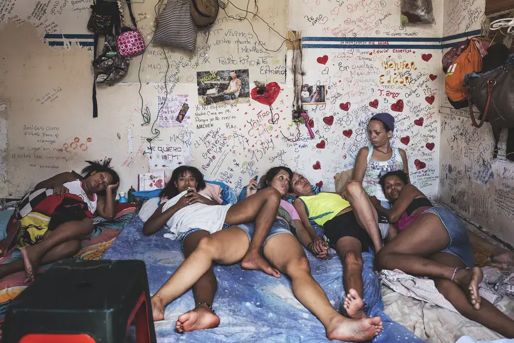 Daniela, at center in a pink shirt, is serving a four-year sentence for robbery inside an overcrowded detention center with few resources. Image by Ana Maria Arevalo. Venezuela, 2018.