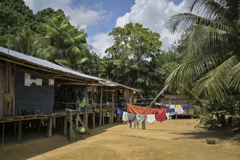 Os indígenas de Timbó vivem em casas de madeira elevadas para se proteger de cobras e animais selvagens. Imagem de Luis Ángel. Colombia, 2020.