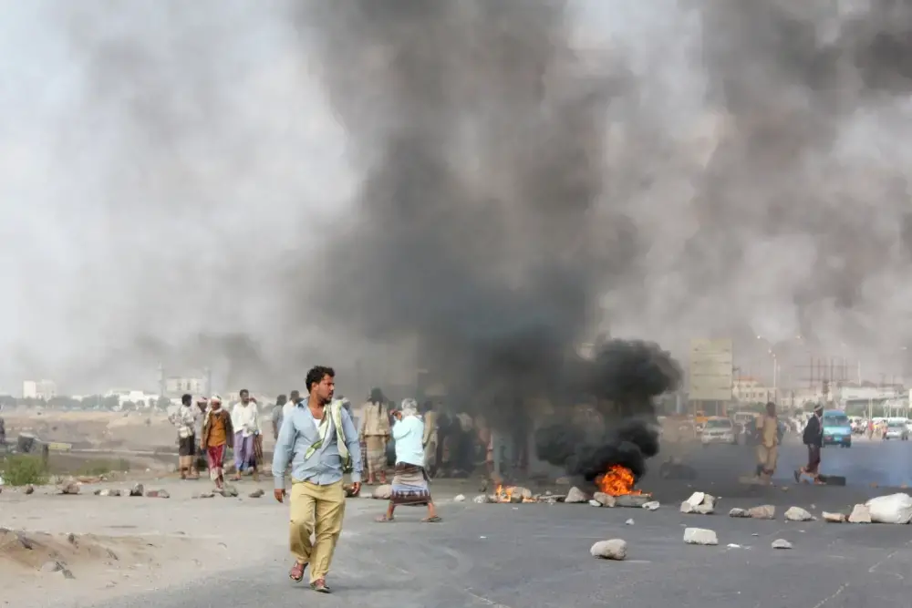 Soldiers block roads and burn tires in protest against unpaid salaries in Yemen's southern city of Aden. Image by Iona Craig. Yemen, 2017.