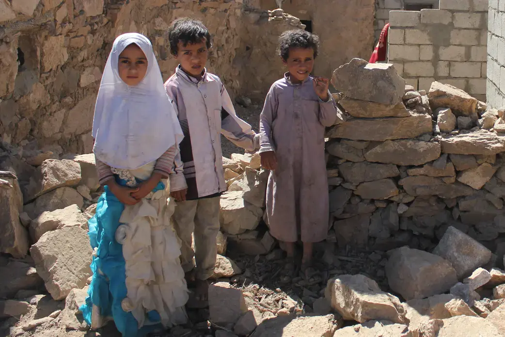 Children in the rubble of houses in the village of al Ghayil, Yemen. Image by Iona Craig/The Intercept. Yemen, 2017.