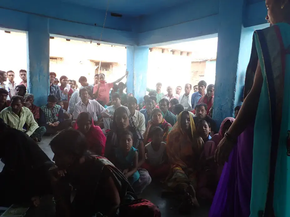 A Jan Jagriti Kendra field officer speaking about unity in Riwapar, a village where 90 percent of the inhabitants migrate out to brick kilns and other construction sites. Image by Yardain Amron. India, 2017.