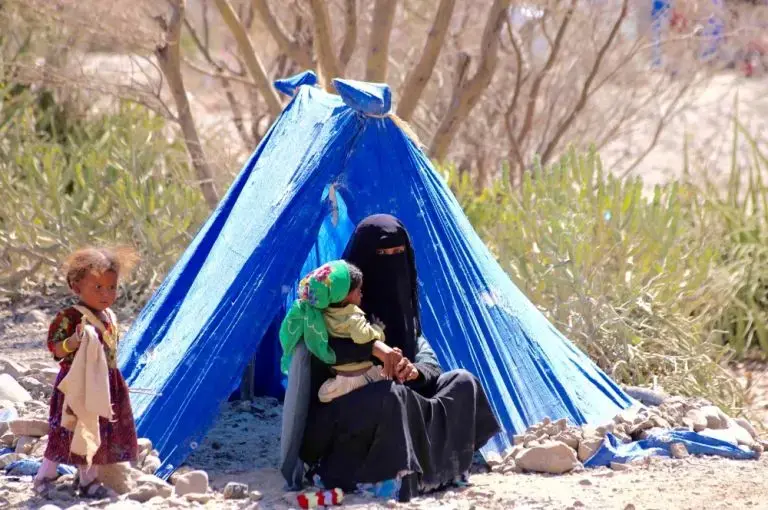 Mountains loom over displaced peoples' shelters in Al-Wazia'a. Image by Ahmed al-Basha/IRIN. Yemen, 2016.