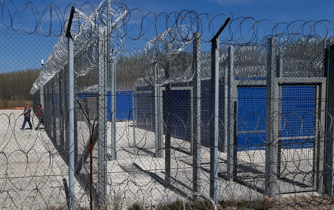 Hungarian workers leave a container camp at the border with Serbia, March 28, 2017. (AP Photo / Darko Vojinovic)
