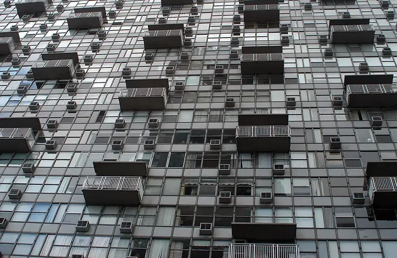 Air conditioning cools city residents during heat waves, but also strains the power grid and fuels climate change. Image by Joanna Poe / Flickr. United States, 2010.