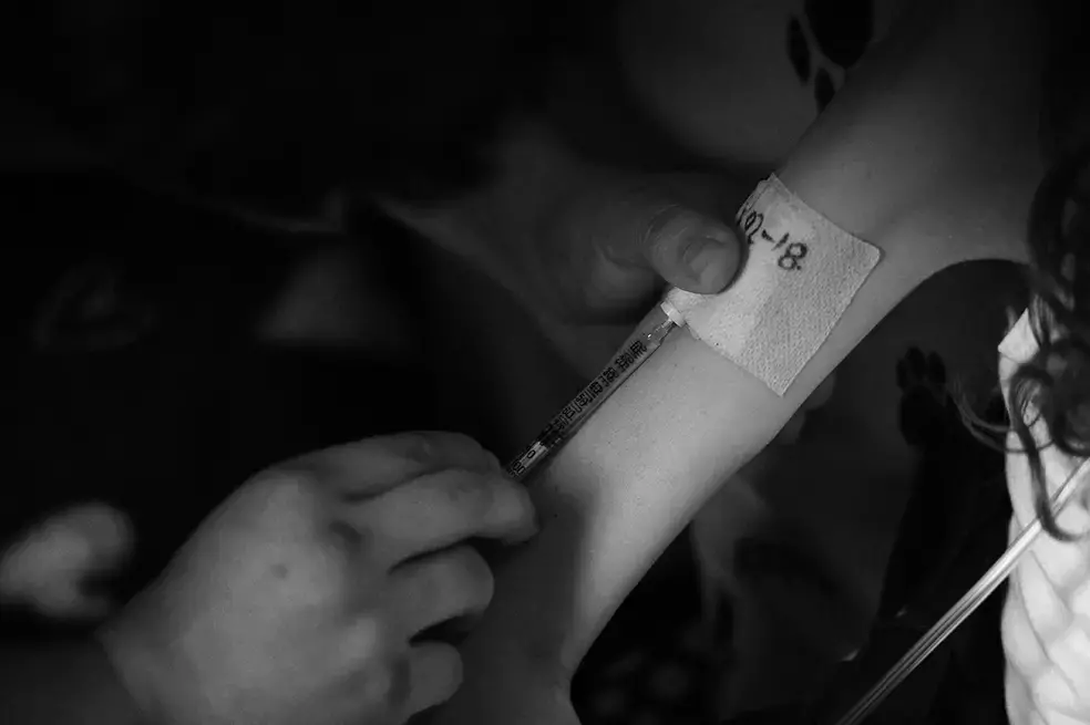 Hundreds of cancer patients are waiting for treatment with radiopharmaceuticals derived from iodine, lutetium, and radium, which are hard to find in Colombia. Image by Mauricio Alvarado / El Espectador. Colombia, 2020.