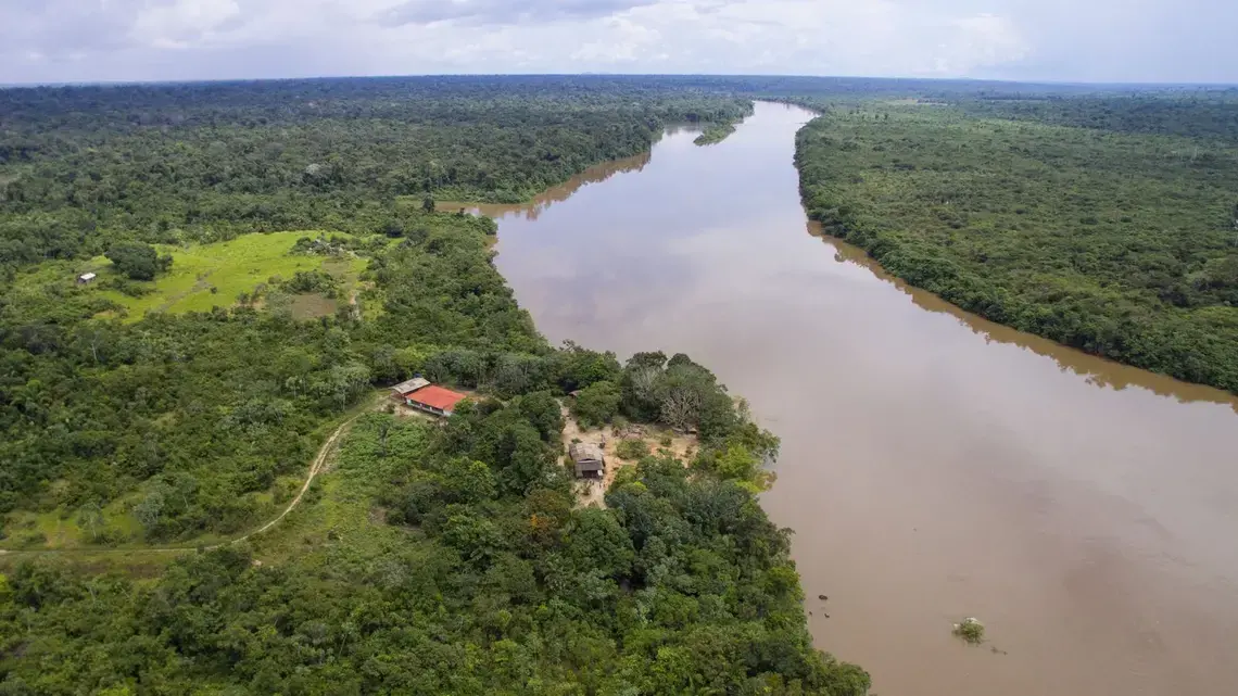 Some riverside houses from the Extractive Reserve (Resex) on the banks of the Roosevelt River have resisted the threat of invasion for more than 80 years. Image by Caio Mota. Brazil, 2020.