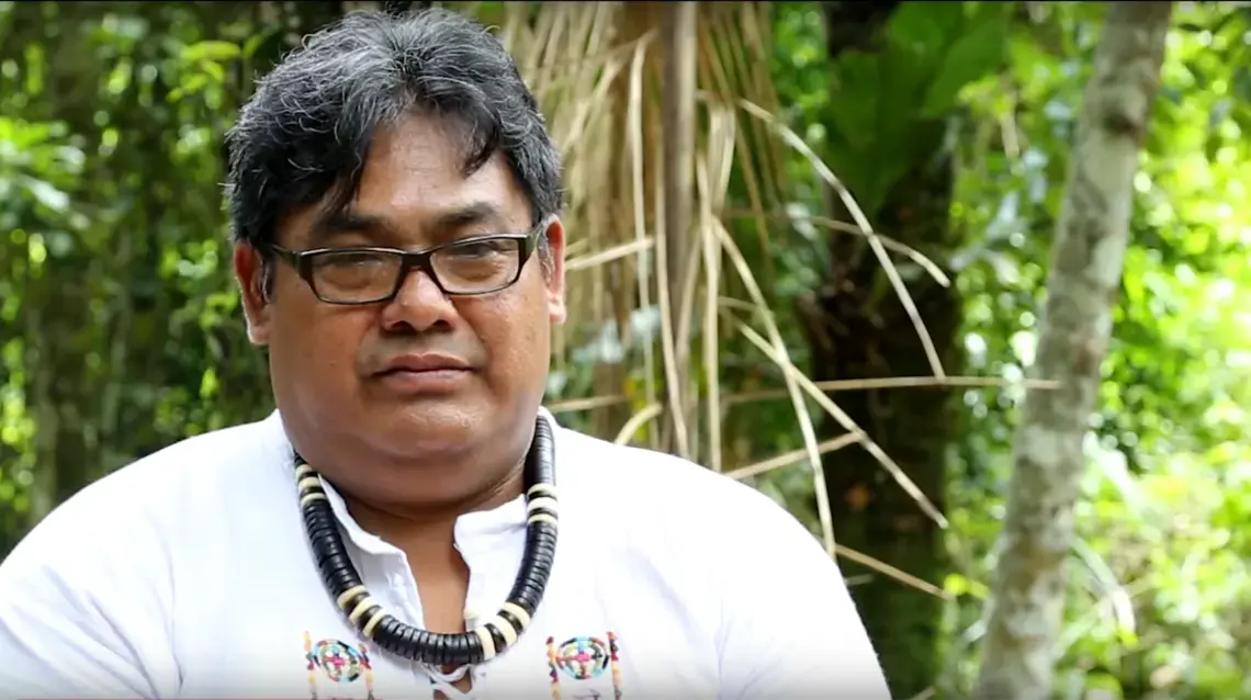 Toya Manchineri é entrevistado na série "Vozes da Floresta." Imagem de Le Monde Diplomatique Brasil. Brasil, 2020.