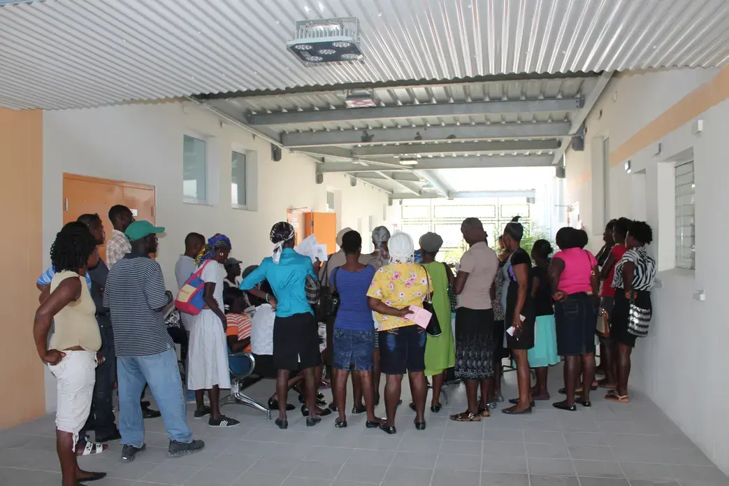A crowd of women listens to a presentation on cervical cancer. Image by Anna Russell. Haiti, 2017.