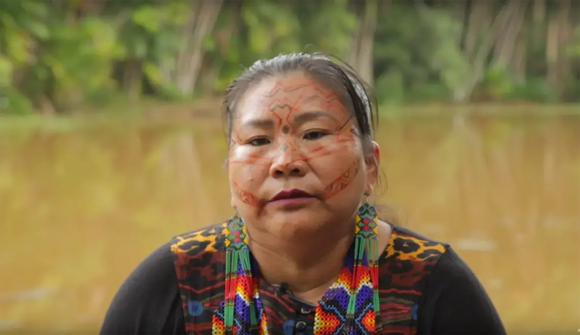 Edna Shanenawa é entrevistada na série "Vozes da Floresta." Imagem de Le Monde Diplomatique Brasil. Brasil, 2020.