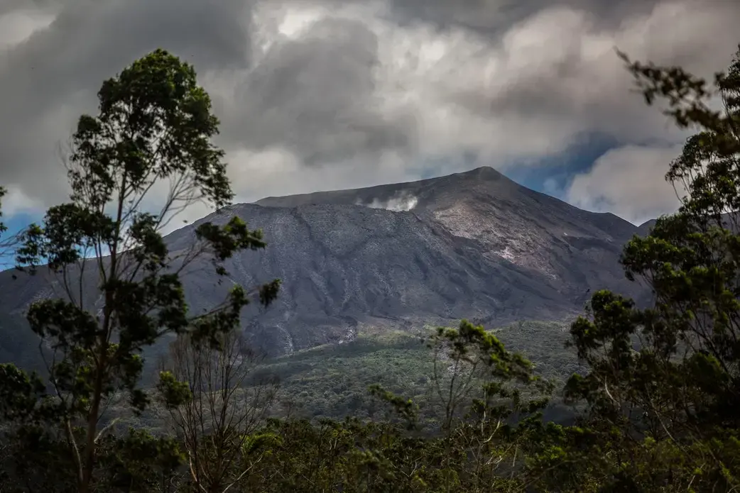 Steam and hot gases rise from the crater of Rincón de la Vieja, an active volcano in Costa Rica. Two scientific teams are measuring the carbon dioxide that seeps from cracks in the volcano’s foundation to determine its impact on the surrounding tropical forest. Image by Dado Galdieri / Hilaea Media. Costa Rica, 2020.