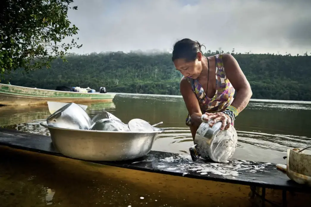 An Indigenous Rikbaktsa woman cleaning on the banks of the Arinos River, north of Mato Grosso. Although the project of the Castanheira plant ensures that the various Indigenous lands, including the Apiaka, Rikibaktsa, Kaiabi, Munduruku and Tapajuna, would not be affected by the flood, the hydrographic alteration would leave the entire village deprived of resources it depends on so much for their subsistence food and for their sacred rituals.