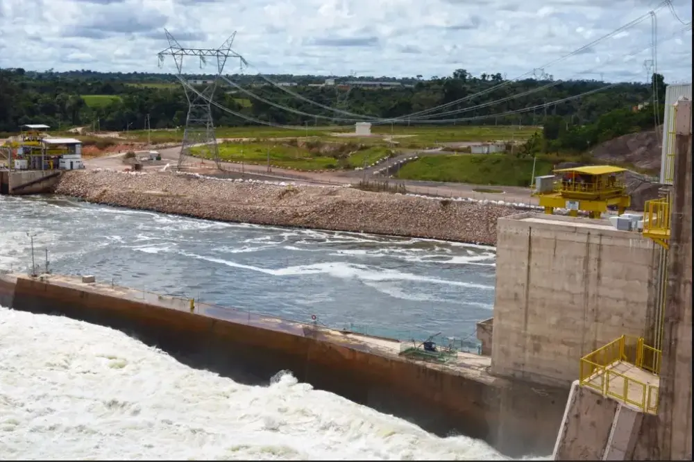 Spillway of the Sinop Hydroelectric Plant, between the municipalities of Claudia, Itaúba and Sinop, in Mato Grosso. The plant began the process of closing its reservoir in December 2018. In February, 13 tons of fish died in the area after the closing of the floodgates. Image by Juliana Arini. Brazil, 2019.