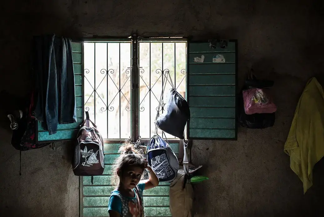 Alisson Nicole, 7, from Chalatenango, El Salvador, in the Albergue Para Migrantes Chahuites in Chahuites, Mexico on April 25, 2016. Many Salvadoran families flee gang violence in their home country to seek asylum in the United States. Image by Martin do Nascimento for Texas Tribune. Mexico, 2016.