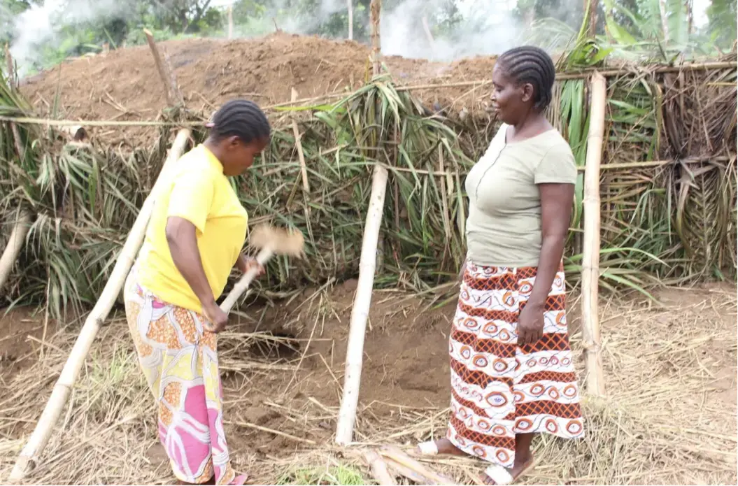 Like these women, many inhabitants of the Pool region end up contributing to deforestation for their primary economic and subsistence activities. Image by Rosie Pioth. Republic of the Congo, 2020.