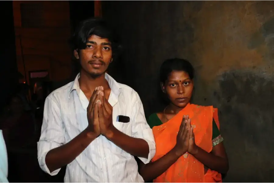 Abirami, 16, and her husband Venkatesan, a few hours after Abirami delivered their first baby.&nbsp;Image by Praveena Somasundaram. India, 2017.