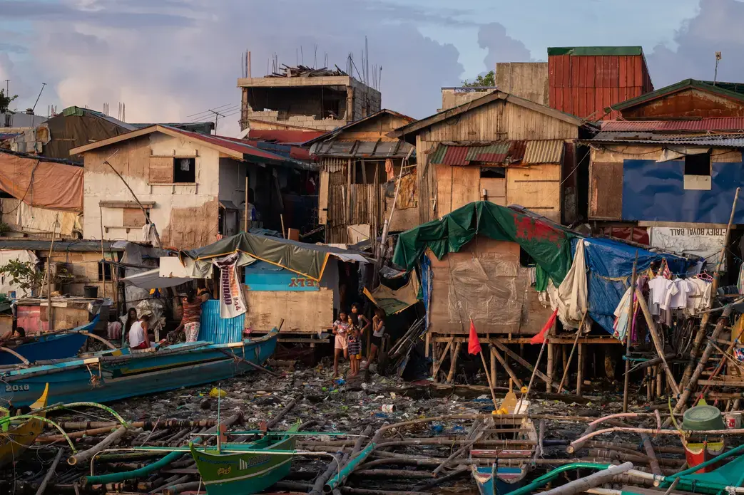 Many families living in poverty built their homes and communities, pictured here, near Manila Bay because it’s cheap and close to work. Image by Micah Castelo. Philippines, 2019.
