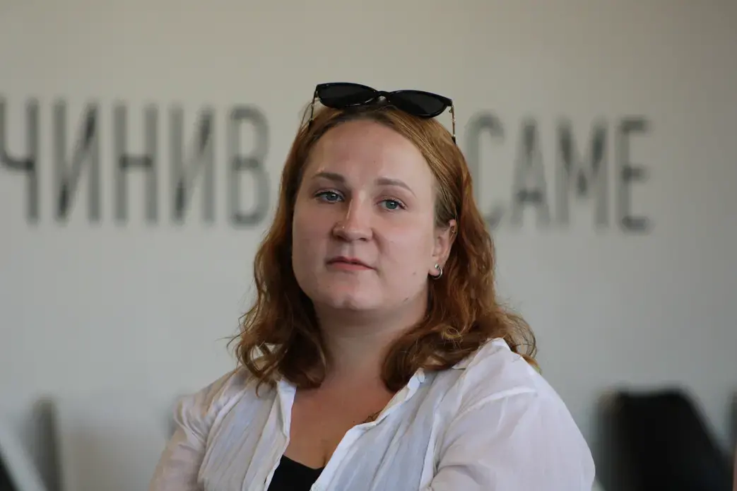 Lana Krombeth, a volunteer soldier, speaks to a group at Veteran Hub. Image by Taylor Damann. Ukraine, 2019.
