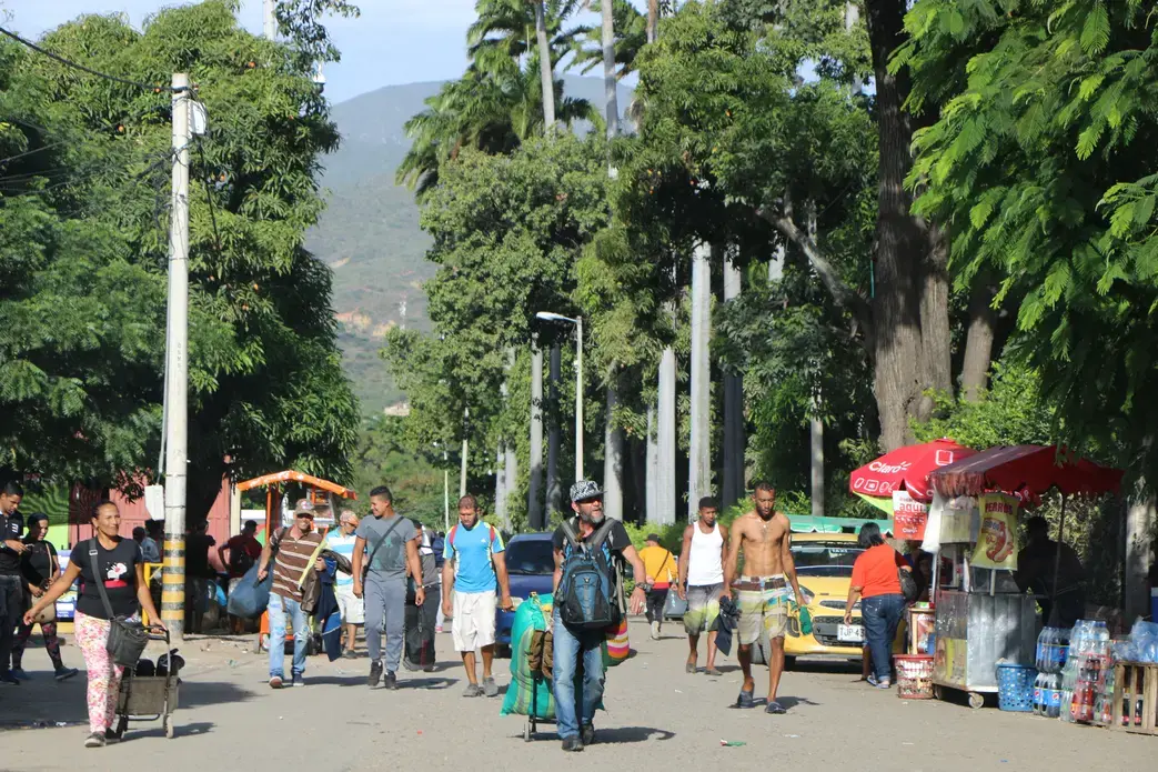 In Cúcuta, migrants must cross the border on foot with all their luggage. The city has a very hot, tropical&nbsp;climate compared to the surrounding areas. Image by Patrick Ammerman. Colombia, 2019.