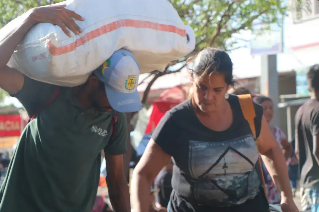 Pendular migrants cross the border into Colombia during the day to buy food, household products, and medicine that is unavailable in Venezuela. They&nbsp;return to Venezuela carrying what they bought. Image by Patrick Ammerman. Venezuela, 2019.