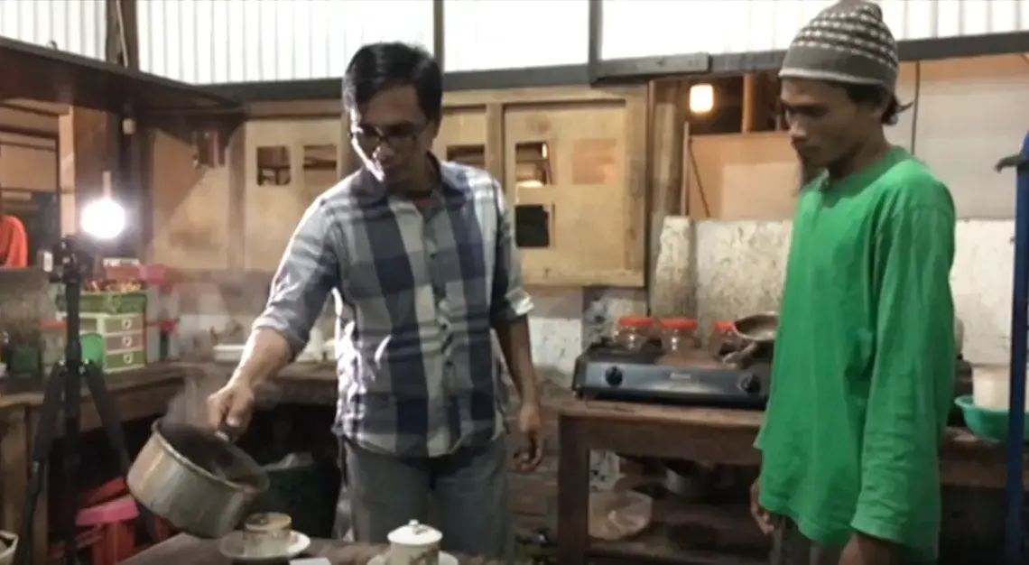 Muhammad In’am Amin’s brother  was a suicide bomber. Wildan blew himself up  in Iraq in 2007. He was only 19. Amin has always regretted not being able to save him. But after the loss, Amin now hopes to sway others in Indonesia from the path of violent extremism. He’s now teaching former militants to make coffee instead of bombs. Image by Ana P. Santos. Indonesia, 2019.
