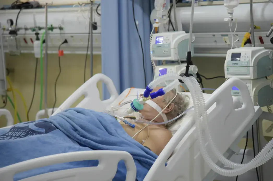 Doctors take care of patients with COVID-19. An intensive care unit at the hospital São José specialized in the treatment of COVID-19. Image by Photocarioca/Shutterstock. Duque de Caxias, Brazil, May 20, 2020.