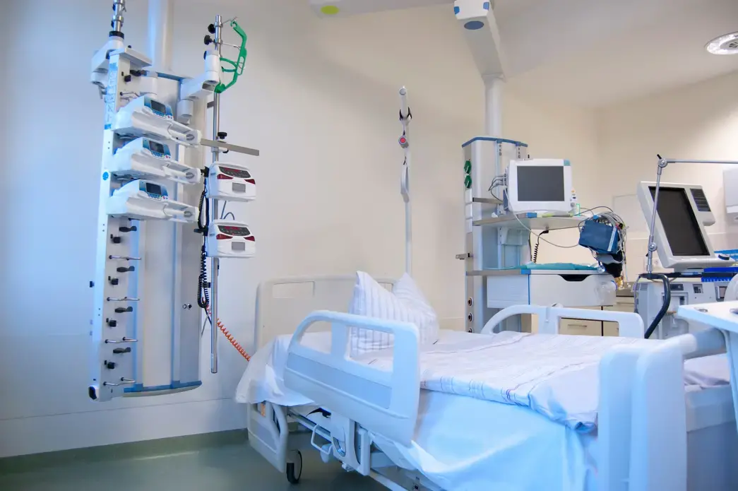 Intensive care unit of a hospital's emergency department. Image by Daniel Donciu / Shutterstock. Undated.
