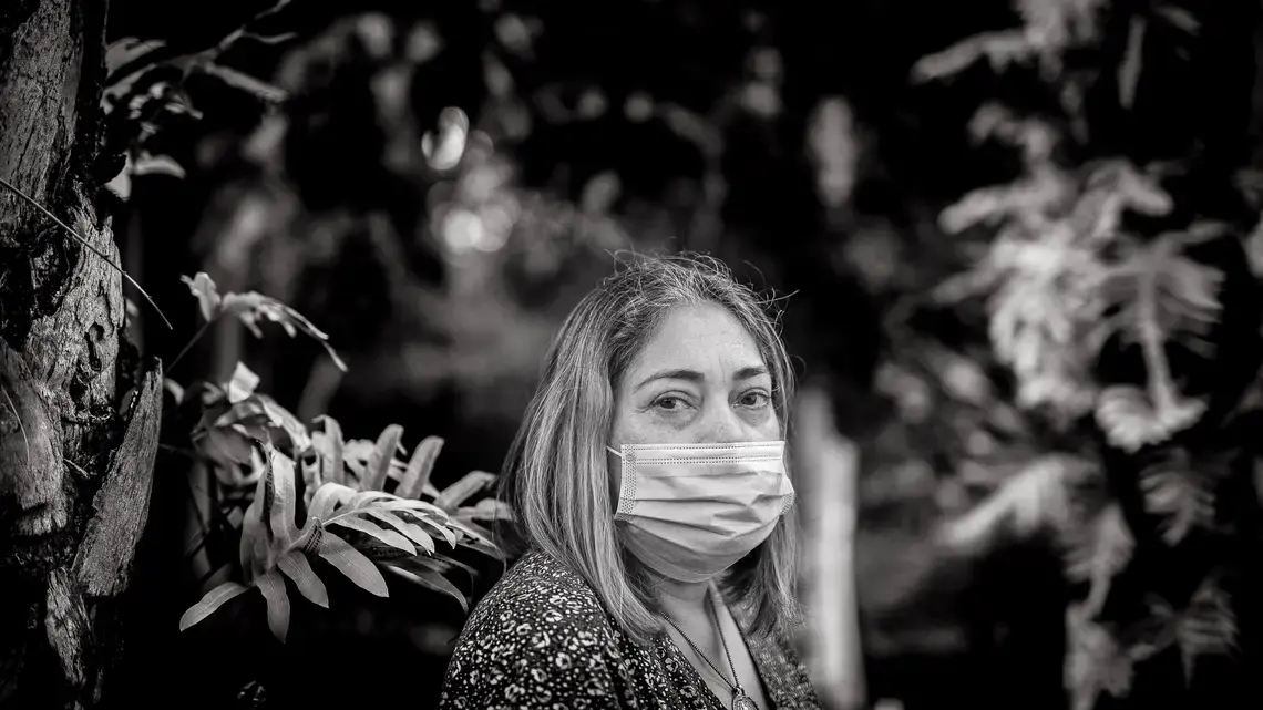 Yumira Pérez tells her story of battling COVID-19. Image by Roberto Mata / RMTF. United States, 2020.
