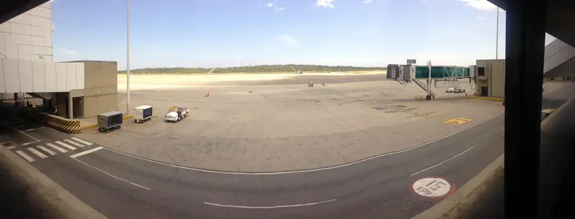 Empty runway of the Simón Bolívar International Airport in Maiquetía. Image by Lila Franco. Venezuela, 2017.
