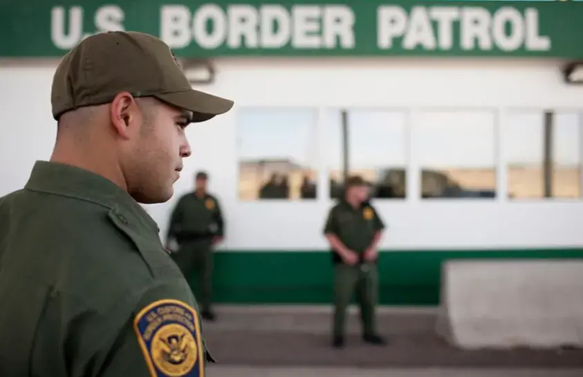 Border Patrol agents at an immigration checkpoint in West Texas. Image by Spencer Selvidge / The Texas Tribune. United States, undated.