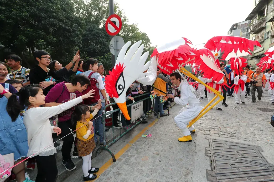 The local community of Macau enjoys the parade during the Lusofonia Festival. Photo Courtesy of the Instituto Cultural de Macau.