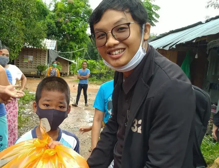 Hmine delivers food to migrants in Khao Lak. Image courtesy of Hmine. Thailand, 2020.