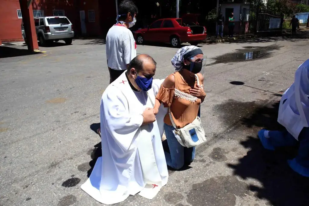Father Enmanuel Pernía during the blessing of a Social Security hospital September 10. Image by Carlos Eduardo Ramírez. Venezuela, 2020.