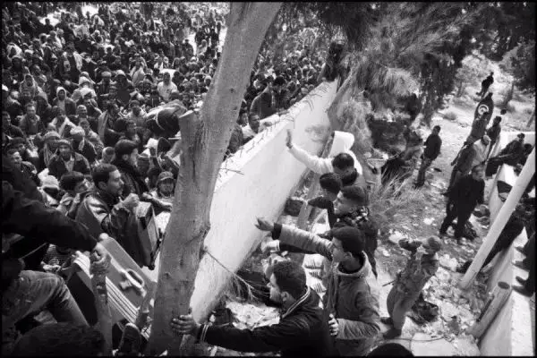 Libyans attempt to flee violence by crossing the border into Tunisia. Image by Paolo Pellegrin. Tunisia, 2011.