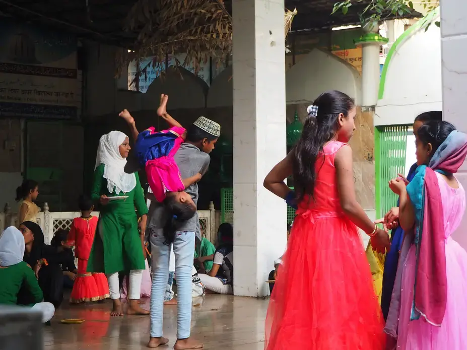 Children play at the dargah of Mai Sahiba in Delhi. Image by Nikhil Mandalaparthy. India, 2019.