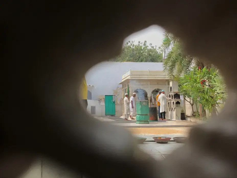 Looking through the jaali at the dargah of Qutubuddin Bakhtiyar Kaki in Delhi. Image by Nikhil Mandalaparthy. India, 2019.