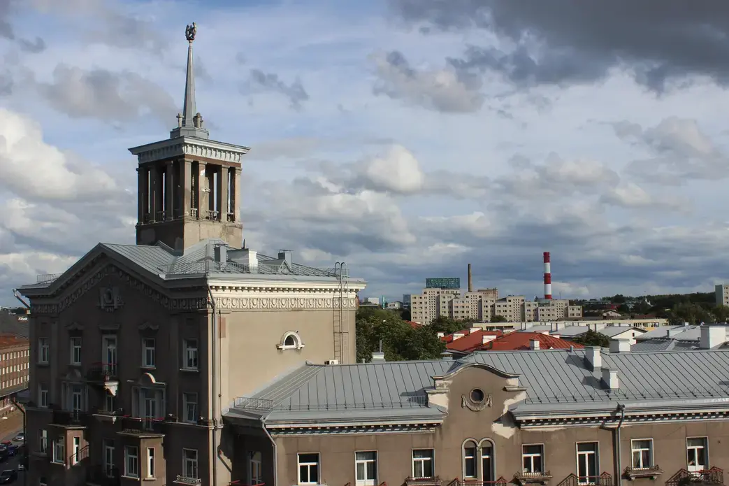 A Soviet-style residential building from the Stalinist Era topped with a spire and the Star of Communism. Image by Hani Zaitoun. Estonia, 2019.
