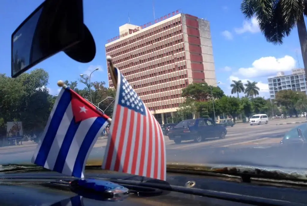 Independent taxi in Havana with the flags of the United States and Cuba. Image courtesy of 14ymedio. Cuba.