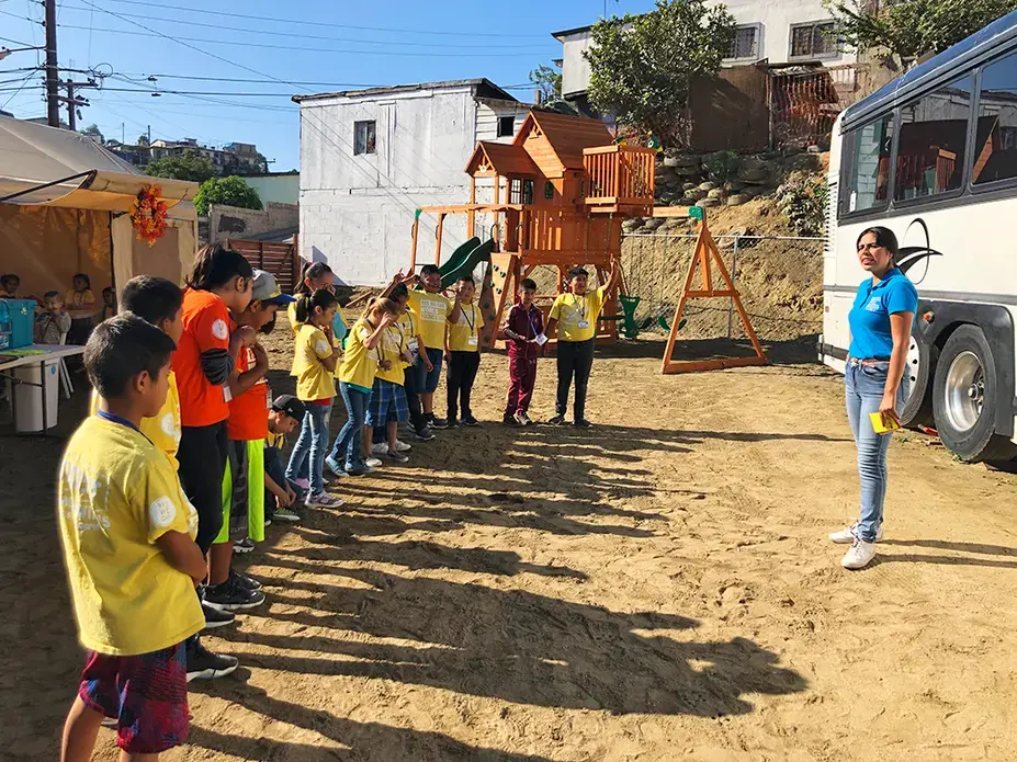 Teacher Sandra Rodríguez greets students at the Yes We Can World Foundation school in Tijuana, Mexico, on October 3. Image by Jaime Joyce. Mexico, 2019.