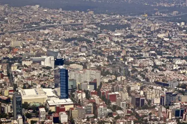 Aerial view of Mexico City and the World Trade Center Mexico City. Image by Isabel Izek. Mexico, 2016