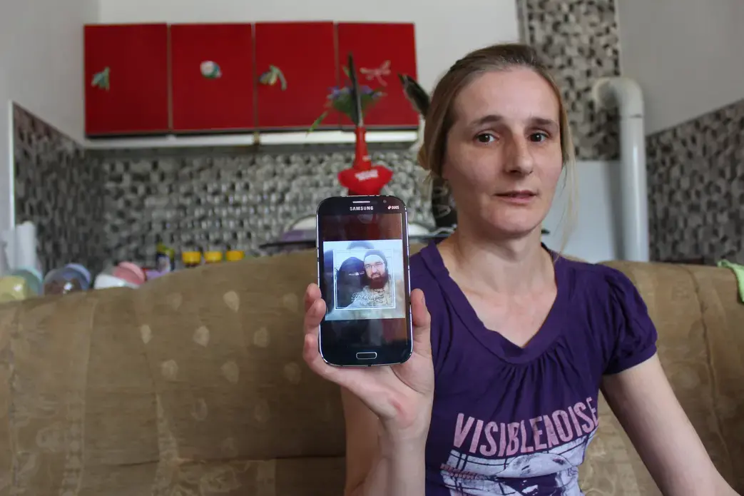 Alema Dolamić shows a photo of her sister in Roj Camp. Image courtesy of Asim Bešlija. Bosnia, 2018.