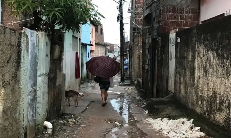 Bairro na periferia de Recife, Pernambuco onde Mylene Helena dos Santos Ferreira, 23 anos, mora com seus três filhos incluindo seu mais novo, nascido em agosto de 2015, com a Síndrome Congênita da Zika. Foto por Poonam Daryani. Brasil, 2017.