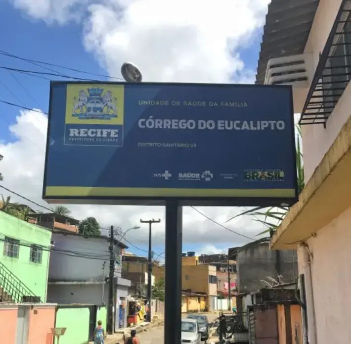 A placa indicado a entrada da Unidade de Saúde da Família (USF) no Córrego do Eucalipto. USFs são a peça chave na estratégia primaria do sistema de saúde público brasileiro. Foto por Poonam Daryani, Brasil, 2017.