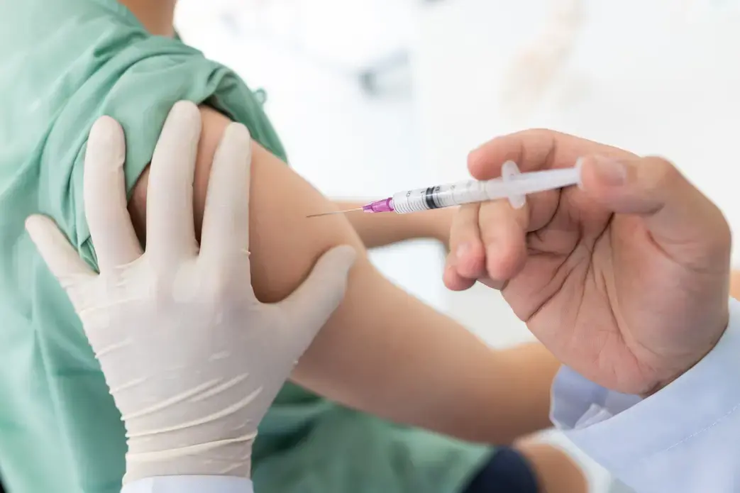 U.K. scientists are moving ahead with plans to infect volunteers with the virus that causes COVID-19. Image by Tong_stocker / Shutterstock. 2020.